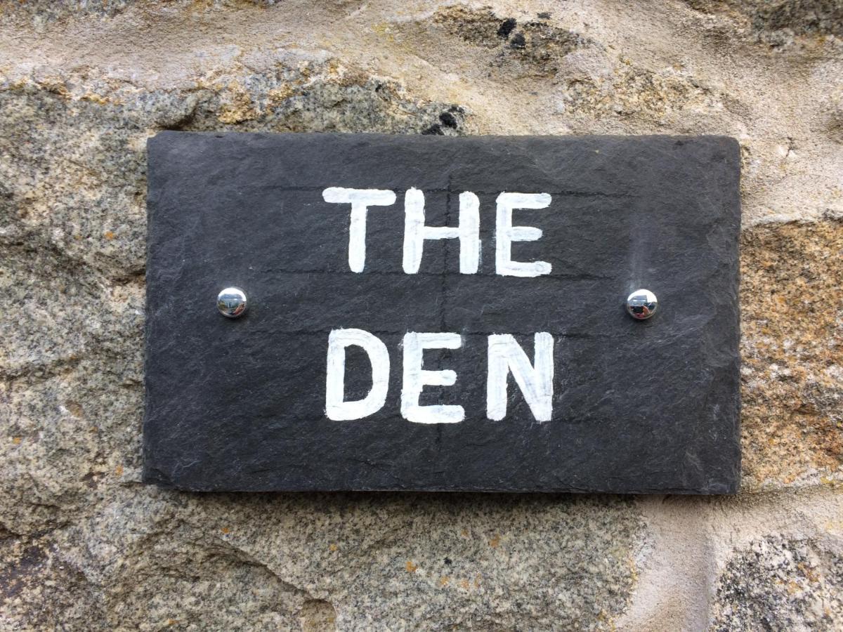 The Den Stuartfield Exterior foto